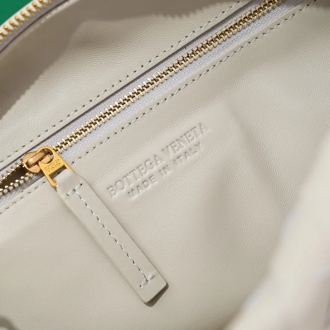 Batch 1860 Large Arco handbag, new arrival in early spring#, cool style, retro style, full of vitality, free and easy, distinctive personality brings multi-layered charm to daily wardrobe~ 🔝The soft and flowing fabric conveys a soft touch# A relaxed and comfortable feeling is newly interpreted in the silhouette· Croissant woven sheepskin Size: Width 40 Height 48 Thick 16 [6698#] Off-white